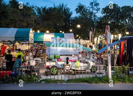 food stalls and restaurants at the Tamarind Weekend Nightmarket near the City of Hua Hin in the Province of Prachuap Khiri Khan in Thailand,  Thailand Stock Photo