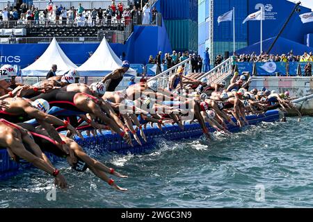 Doha, Qatar. 04th Feb, 2024. Athletes start the open water 10km Men Final during the 21st World Aquatics Championships at the Old Doha Port in Doha (Qatar), February 4, 2024. Credit: Insidefoto di andrea staccioli/Alamy Live News Stock Photo