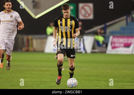 Arnhem, Netherlands. 04th Feb, 2024. ARNHEM, NETHERLANDS - FEBRUARY 4: Ramon Hendriks of Vitesse dribbles during the Dutch Eredivisie match between Vitesse and Go Ahead Eagles at Gelredome on February 4, 2024 in Arnhem, Netherlands. (Photo by Henny Meijerink/BSR Agency) Credit: BSR Agency/Alamy Live News Stock Photo