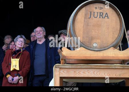 France. 03rd Feb, 2024. © PHOTOPQR/LE PROGRES/Philippe TRIAS - 03/02/2024 - Percée du vin jaune, Arbois, 3 février 2024. -26 édition de la Percée du vin jaune. 20000 amateurs de vin jaune ont arpentés les rues d'arbois pour déguster le fameux nectar. Maxime Le Forestier, parrain de cette édition a libéré le tonneau de son vin si attendu. Breakthrough of the yellow wine in Arbois (Jura), France, on Februrary 3rd, 2024 *** Local Caption *** Credit: MAXPPP/Alamy Live News Stock Photo