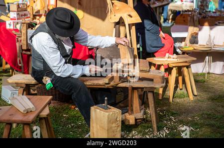 Herstellung von selbstgemachter Dekoration aus Holz Stock Photo