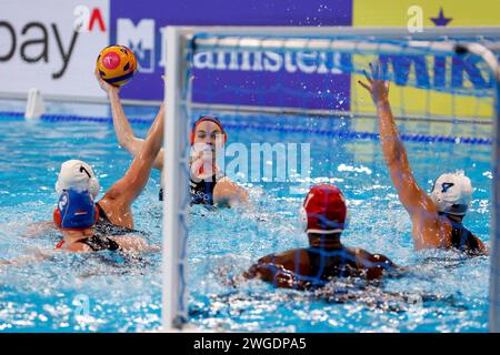 Doha, Qatar. 04th Feb, 2024. DOHA, QATAR - FEBRUARY 4: Bente Rogge of Netherlands controls the ball during the Water Polo Woman match between United States of America and Netherlands at the 2024 Doha World Aquatics Championships at Aspire Dome on February 4, 2024 in Doha, Qatar. (Photo by MTB-Photo/BSR Agency) Credit: BSR Agency/Alamy Live News Stock Photo