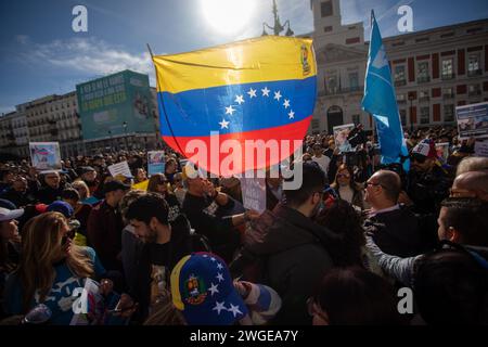 Madrid, Spain. 04th Feb, 2024. A Venezuelan flag is held high amid a crowd of protesters during the demonstration. Venezuelan residents in Madrid and supporters of the opposition to the Venezuelan government of Nicolas Maduro have gathered this Sunday at an international meeting in support of the presidential candidate María Corina Machado under the slogan, 'Venezuela does not surrender' and for the right to vote in the free elections agreed in Barbados. Credit: SOPA Images Limited/Alamy Live News Stock Photo