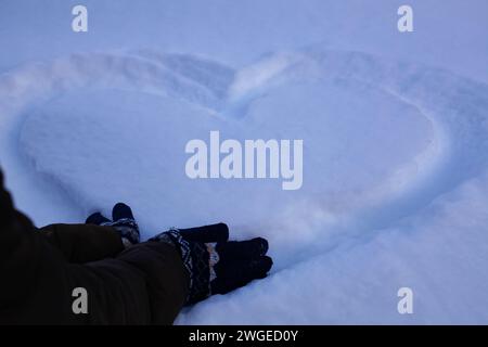 hand drawn heart shape in the snow on sandstone Stock Photo - Alamy