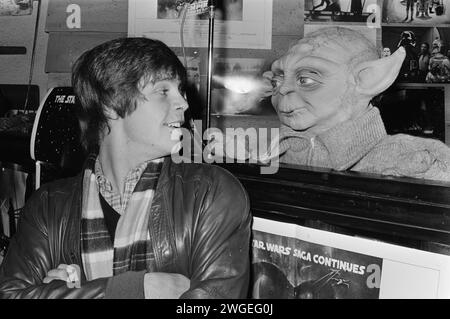 December 18, 1980. Amsterdam, Netherlands. American actor Mark Hamill who plays the role of Luke Skywalker in the movie 'The Empire strikes back' gave press conference, Mark Hamill.  Seen here talking to Yoda Stock Photo