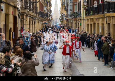 Celebración y fiesta en Donostia San Sebastián  Iñudes y Artzaiak con bailes vascos recorriendo las calles de La Parte Vieja. Stock Photo