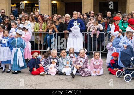 Celebración y fiesta en Donostia San Sebastián  Iñudes y Artzaiak con bailes vascos recorriendo las calles de La Parte Vieja. Stock Photo