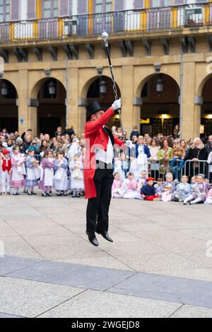 Celebración y fiesta en Donostia San Sebastián  Iñudes y Artzaiak con bailes vascos recorriendo las calles de La Parte Vieja. Stock Photo