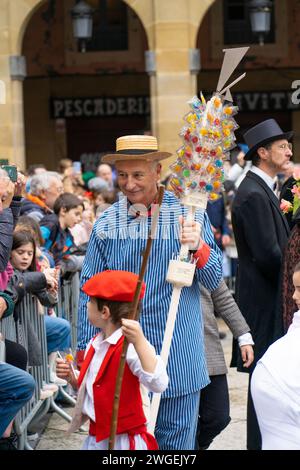 Celebración y fiesta en Donostia San Sebastián  Iñudes y Artzaiak con bailes vascos recorriendo las calles de La Parte Vieja. Stock Photo