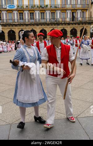 Celebración y fiesta en Donostia San Sebastián  Iñudes y Artzaiak con bailes vascos recorriendo las calles de La Parte Vieja. Stock Photo