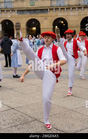 Celebración y fiesta en Donostia San Sebastián  Iñudes y Artzaiak con bailes vascos recorriendo las calles de La Parte Vieja. Stock Photo