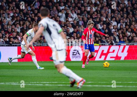 Madrid, Madrid, Spain. 4th Feb, 2024. Antoine Griezmann of Atletico Madrid seen in action with the ball during the La Liga EA Sports 2023/24 football match between Real Madrid vs Atletico Madrid at Santiago Bernabeu stadium in Madrid, Spain. (Credit Image: © Alberto Gardin/ZUMA Press Wire) EDITORIAL USAGE ONLY! Not for Commercial USAGE! Credit: ZUMA Press, Inc./Alamy Live News Stock Photo