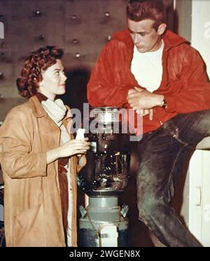 REBEL WITHOUT A CAUSE 1955 Warner Bros. Pictures film with  James Dean as James 'Jim' Stark and Natalie Wood as Judy Stock Photo