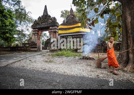 Mae Sai, Chiang Rai, Thailand. 17th Jan, 2024. A young monk burns leaves at the Wat Tham Pla Temple. Wat Tham Pla (Cave Fish Temple) is also referred to as the ''Monkey Temple'' for Thai locals, located 16 kilometers from Mae Sai, the northernmost city of Thailand. (Credit Image: © Guillaume Payen/SOPA Images via ZUMA Press Wire) EDITORIAL USAGE ONLY! Not for Commercial USAGE! Stock Photo