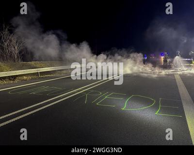 05 February 2024, Baden-Württemberg, Baindt (: 'Dissatisfaction' is written on a federal highway 30. Unknown persons have set fire to around 30 tires on a federal highway near Baindt (Ravensburg district), causing a full road closure. In addition, the perpetrators wrote the words 'dissatisfaction' in green paint on the road on Monday night, according to a police spokesperson. Whether there is a connection with the farmers' protests has not yet been clarified and is therefore being investigated. Photo: David Pichler/dpa Stock Photo