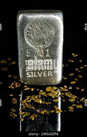 Alaska Mint Assay Bar - 5.01 Troy Ounces .999 Fine Silver Surrounded by Alaskan Gold Nuggets Stock Photo
