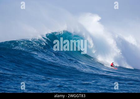 JAWS BIG WAVE SURFING IN MAUI HAWAII Stock Photo - Alamy