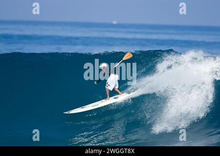 A man stand up paddle surfing at Pipeline on Oahu's north shore, 03.06.07 Stock Photo