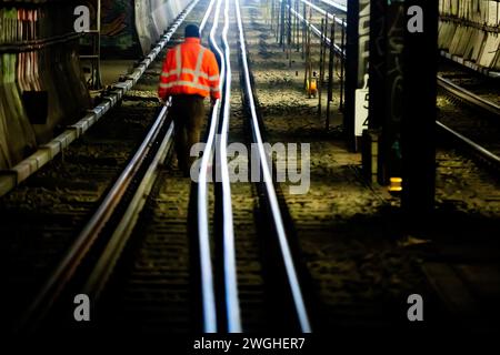 Berlin, Germany. 05th Feb, 2024. A man in a high-visibility vest walks on the track bed during a site inspection of the north-south tunnel of the Berlin S-Bahn between Anhalter Bahnhof and Yorckstraße. Maintenance work is expected to be carried out in the north-south tunnel of the Berlin S-Bahn until Friday, February 16. Credit: Christoph Soeder/dpa/Alamy Live News Stock Photo