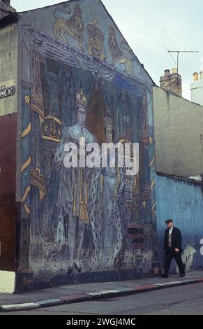 King George VI and Queen Elizabeth (the Queen Mother) wall painting mural in Belfast 1970. They shown in their coronation robes, 1937. Loyalist mural. 1970s UK HOMER SYKES Stock Photo