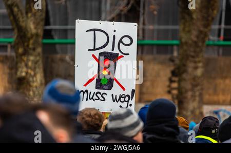 Einige Bauern forderten auf einem Transparent, dass die Ampel weg muss. (Freiburg im Breisgau, Deutschland, 08.01.2024) Stock Photo