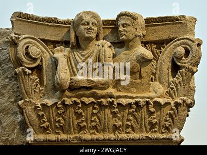 Ornately carved Roman tufa stone capital from Pompeii depicting a  Married couple. Second half of second century BCE.  Pompeii's Antiquarium Pompeii Roman City is located near Naples in the Campania region of Italy. Pompeii was buried under 4-6 m of volcanic ash and pumice in the eruption of Mount Vesuvius in AD 79. Italy Stock Photo