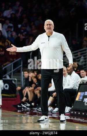 Oregon State head coach Wayne Tinkle applauds his players during the ...