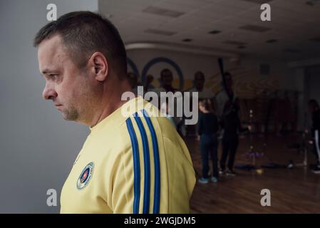 © Adrien Vautier/Le Pictorium/MAXPPP - 05/12/2023 Adrien Vautier/Le Pictorium - 05/12/2023 - Ukraine - Oleh Hsypenko, entraineur en chef de l'equipe nationale ukrainienne de tir a l'arc a Chernivtsi, est tres conscient de la perte d'athletes. Un de ses amis proche, Andriy Burchak, un archer ukrainien ayant le titre de -Maitre du Sport-, titre sportif etabli en URSS, est mort au combat le 24 decembre 2022. Le soldat ukrainien c'est sacrifie en sauvant 4 de ses camarades durant une bataille pres de Bakhmout. Kiev, le 05 decembre 2023. - Valeurs ACtuelles out, no jdd, jdd out, RUSSIA OU Stock Photo