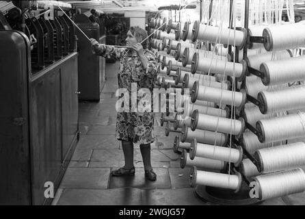 Textile Industry Yorkshire UK. Older woman factory worker 1980s Saltaire, Salts Mill, cotton textiles being produced. Near Shipley, Bradford, West Yorkshire England. 1981 HOMER SYKES Stock Photo