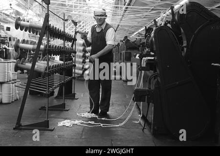 Factory work, textile industry Salts Mill, older man working on the factory floor 1980s UK. Cotton textile factory Saltaire, Near Bradford, West Yorkshire England 1981. HOMER SYKES Stock Photo