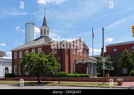 Salem, NJ - May 26, 2023: The old Salem County Courthouse, built in 1735,  is the oldest active courthouse in New Jersey and the second oldest in the Stock Photo