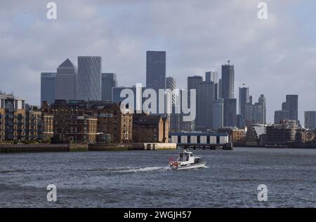 London, UK. 22nd January 20224. Canary Wharf skyline and Oliver's Wharf. Credit: Vuk Valcic/Alamy Stock Photo