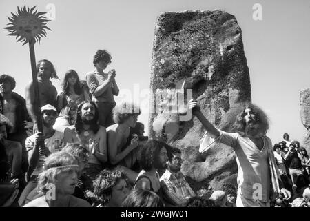 Hippies 1970s UK, gather at Stonehenge to celebrate the summer solstice ...