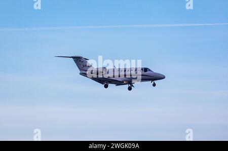 Eine Cessna 525 Citation CJ2+ von Aeroways befindet sich im Landeanflug auf den Flughafen Zürich. Registration D-IFIS. (Zürich, Schweiz, 14.01.2024) Stock Photo