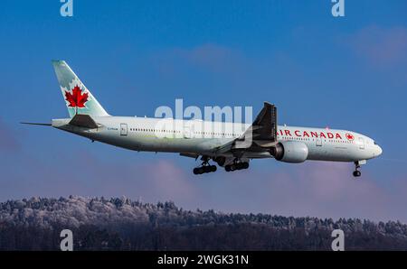 Air Canada Eine Boeing 777-333ER von Air Canada befindet sich im Landeanflug auf den Flughafen Zürich. Registration C-FRAM. Zürich, Schweiz, 14.01.2024 *** Air Canada An Air Canada Boeing 777 333 ER is on approach to Zurich Airport Registration C FRAM Zurich, Switzerland, 14 01 2024 Stock Photo