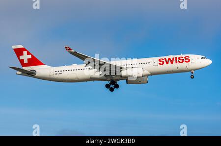 Swiss International Airlines Ein Airbus A330-343X von Swiss International Zürich befindet sich im Landeanflug auf den Flughafen Zürich. Registration HB-JHH. Zürich, Schweiz, 14.01.2024 *** Swiss International Airlines An Airbus A330 343X of Swiss International Zurich is approaching Zurich Airport Registration HB JHH Zurich, Switzerland, 14 01 2024 Stock Photo