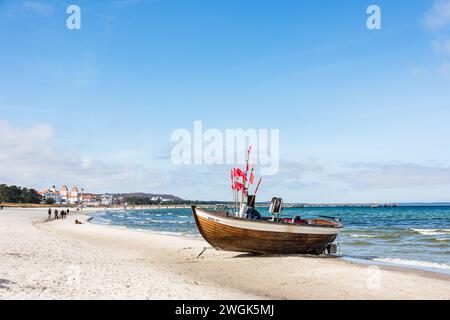 Ein Fischerboot am Strand von Binz auf Rügen mit roten Fahnen der Netzbojen Stock Photo