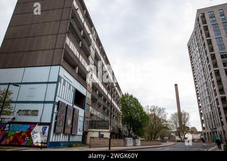 London, UK. 27th April 2023. A Wendover housing block (l) is pictured opposite Plot 18 at the Aylesbury Estate in Walworth. The Aylesbury Estate, one of the largest housing estates in Europe when built between 1963-1977, has been subject to a phased regeneration process since 2005. Credit: Mark Kerrison/Alamy Live News Stock Photo