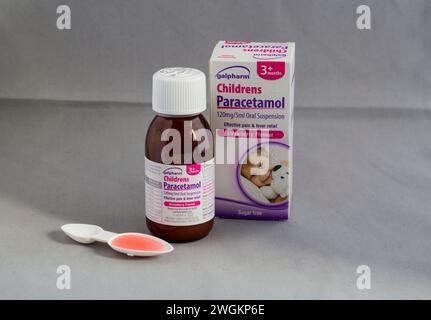 Galpharm Childrens Paracetamol Oral Suspension, measuring spoon, Bottle and Box Stock Photo