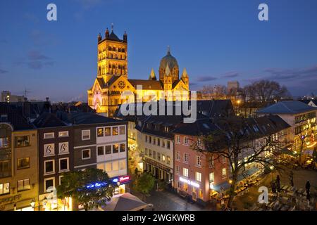 view across the rooftops to St Quirinus-Muenster in the evening, Germany, North Rhine-Westphalia, Neuss Stock Photo