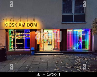 Brightly illuminated Kiosk am Dom in the evening, Germany, Hesse, Frankfurt am Main Stock Photo
