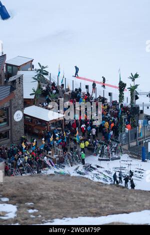 Grandvalira, Andorra: 2024 31 January: People dancing at the Apres Ski in Bar at the Grandvalira ski resort in 2023. Stock Photo