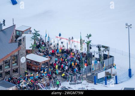 Grandvalira, Andorra: 2024 31 January: People dancing at the Apres Ski in Bar at the Grandvalira ski resort in 2023. Stock Photo