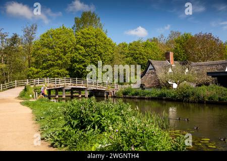 UK, England, Suffolk, Flatford, bridge over River Stour at Bridge Cottage Stock Photo