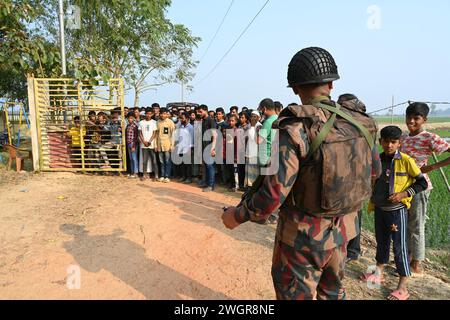 Cox's Bazar district in Bangladesh. 6 Feb, 2024. Border Guard Bangladesh (BGB) personnel stand guard during Myanmar's Border Guard Police (BGP) and security forces personnel seeking refuge in Bangladesh's Ukhia along the Bangladesh-Myanmar border, in Cox's Bazar district in Bangladesh, on February 6, 2024. At lest 264 members of Myanmar's border and security forces have come to Bangladesh to escape the fighting between the Myanmar army and the rebel Arakan Army at the border between the two countries, according to the Border Guard Bangladesh (BGB). Credit: Mamunur Rashid/Alamy Live News Stock Photo