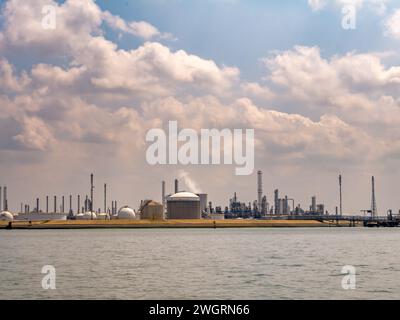 Factories of Dow Benelux on Western Scheldt near Terneuzen, Zeeuws-Vlaanderen, Zeeland. Dow produces plastics and chemicals. Stock Photo