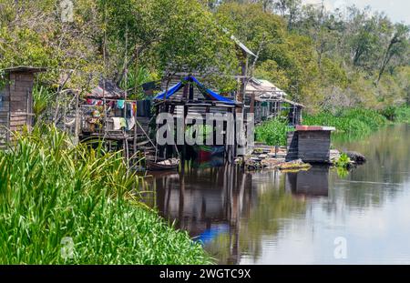 Small private cabin along the Sekonyer River (a tributary to Kumai River) in Kalimantan (Tanjung Puting National Park), southern Borneo, Indonesia. Stock Photo