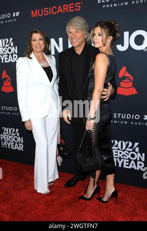 Jon Bon Jovi mit Ehefrau Dorothea Hurley und Tochter Stephanie Rose Bongiovi bei der MusiCares Person of the Year Gala 2023 im Los Angeles Convention Center. Los Angeles, 02.02.2024 *** Jon Bon Jovi with wife Dorothea Hurley and daughter Stephanie Rose Bongiovi at the MusiCares Person of the Year Gala 2023 at the Los Angeles Convention Center Los Angeles, 02 02 2024 Foto:xJ.xBlocx/xFuturexImagex musicares 4202 Stock Photo