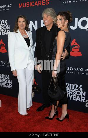 Jon Bon Jovi mit Ehefrau Dorothea Hurley und Tochter Stephanie Rose Bongiovi bei der MusiCares Person of the Year Gala 2023 im Los Angeles Convention Center. Los Angeles, 02.02.2024 *** Jon Bon Jovi with wife Dorothea Hurley and daughter Stephanie Rose Bongiovi at the MusiCares Person of the Year Gala 2023 at the Los Angeles Convention Center Los Angeles, 02 02 2024 Foto:xJ.xBlocx/xFuturexImagex musicares 4201 Stock Photo