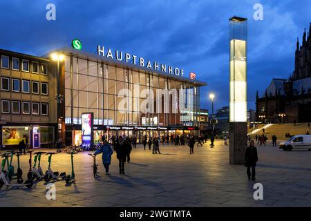 the square in front of the central station, Cologne, Germany. der Bahnhofsvorplatz, Hauptbahnhof, Koeln, Deutschland. Stock Photo